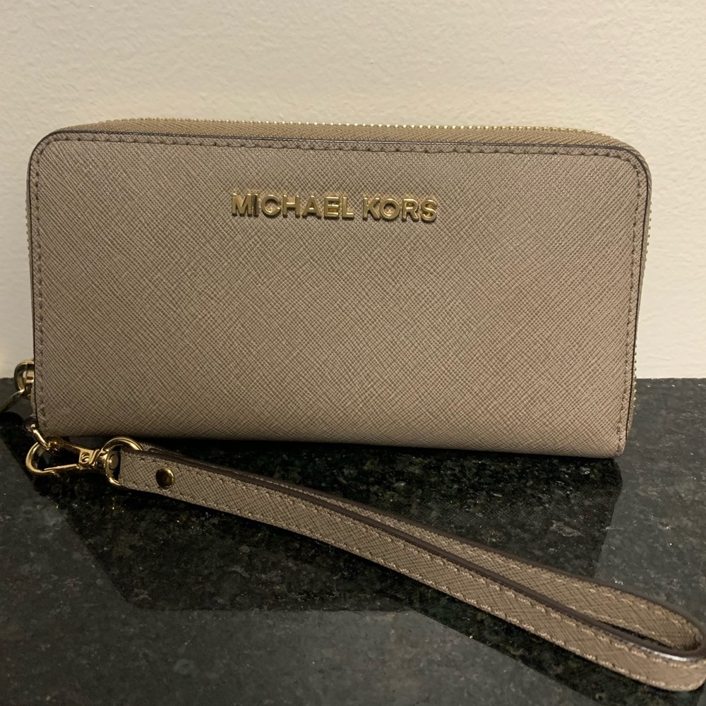 Michael Kors NEVER USED beige zipper wristlet wallet